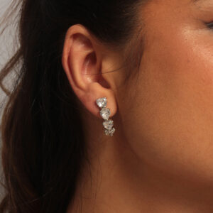 Brinco fileiras de corações cristais banhado em ouro branco