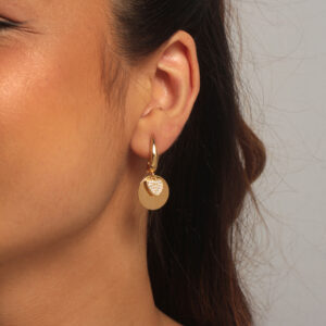 Brinco de argolinha com medalha lisa e coração cravejado banhado em ouro 18k