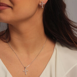 Conjunto cruz de zircônias cristais banhado em ouro branco