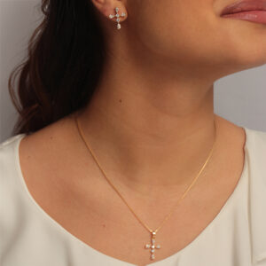 Conjunto cruz de zircônias cristais banhado em ouro 18k