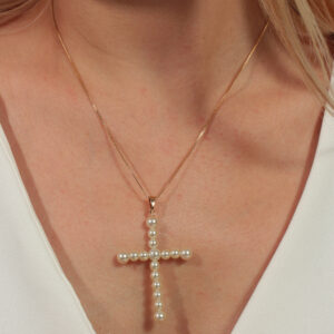 Colar com pingente grande de cruz de pérolas banhado em ouro 18k