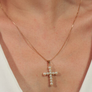 Colar com pingente cruz de pérolas tamanho médio banhado em ouro 18k