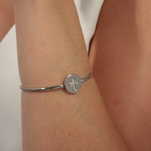 Bracelete rígido aro com encaixe de cruz cravejada banhado em ouro branco