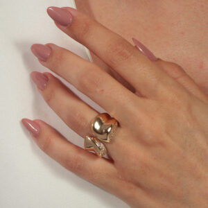 Anel ajústavel abaulado com detalhes cravejado banhado em ouro 18k