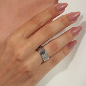 Anel oração pai nosso detalhe de cruz cravejada banhado em ouro branco