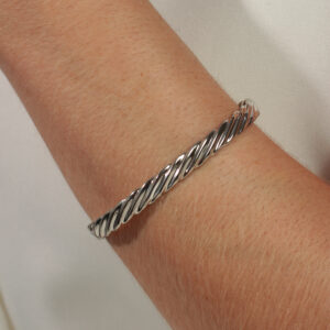 Bracelete croissant banhado em ouro branco