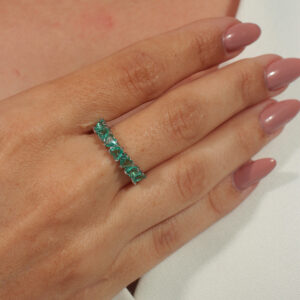 Anel zircônias de corações verde banhado em ouro branco