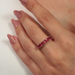 Anel zircônias de corações rosa fúcsia banhado em ouro branco