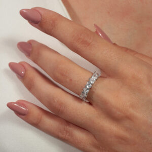 Anel zircônias de corações cristais banhado em ouro branco