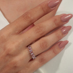 Anel zircônias de corações rosa claro banhado em ouro branco