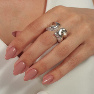 Anel ajústavel abaulado com detalhes cravejado banhado em ouro branco