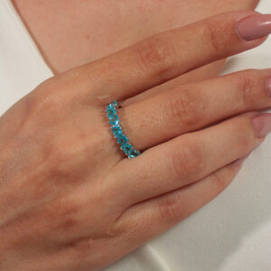 Anel zircônias de corações azul tiffany banhado em ouro branco