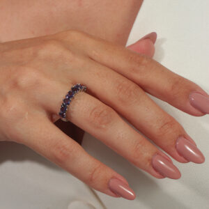 Anel zircônias de corações roxo banhado em ouro branco