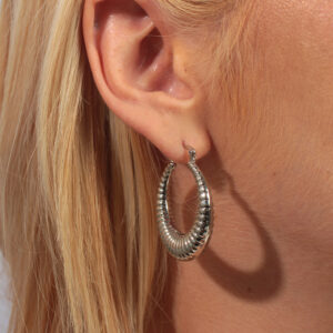 Argola croissant banhado em ouro branco