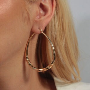 Argola formato gota com detalhes torcido banhado em ouro 18k