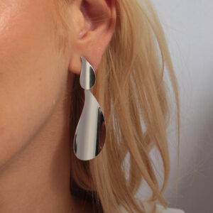 Brinco gota dupla abaulada lisa banhado em ouro branco