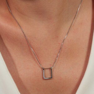 Colar com pingente design minimalista delicado banhado em ouro branco