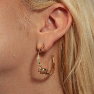 Argola cravejada com detalhe de nó banhado em ouro 18k