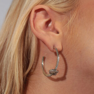 Argola cravejada com detalhe de nó banhado em ouro branco