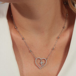 Colar corrente de bolinhas e pingente de coração cravejado com pêndulo de cruz banhado em ouro branco