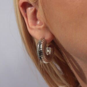 Argola aberta croissant banhado em ouro branco