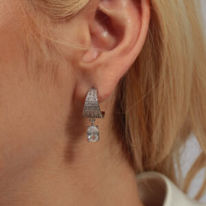 Brinco fios cravejado com pingente cristal banhado em ouro branco