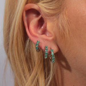 Trio de argolinhas click com zircônias verde banhado em ouro branco