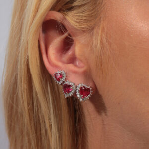 Trio de brincos zircônia coração vermelho com adorno cravejado banhado em ouro branco
