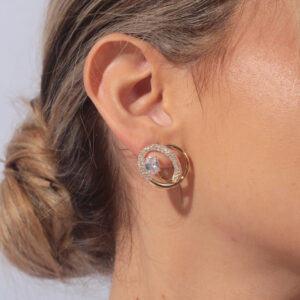 Brinco design redondo orgânico com zircônia cristal liso e cravejado banhado em ouro 18k