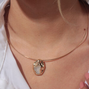 Choker aro pingente orgânico com detalhes cravejado banhado em ouro 18k