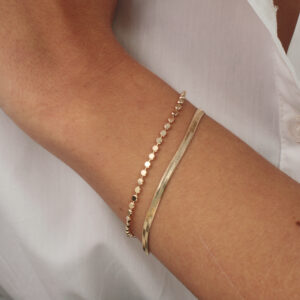 Pulseira dupla fita e mini medalhinhas banhado em ouro 18k
