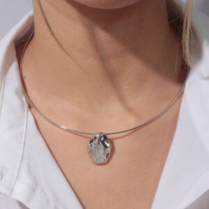 Choker aro pingente orgânico com detalhes cravejado banhado em ouro branco