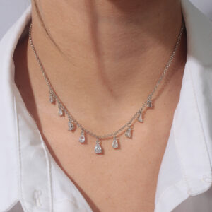 Choker elinhos com pingente gotas cristais banhado em ouro branco