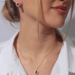 Conjunto gota zircônia rubi com detalhes cravejado banhado em ouro 18k