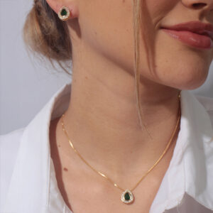 Conjunto gota zircônia verde esmeralda com detalhes cravejado banhado em ouro 18k