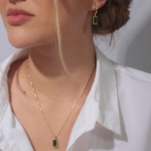 Conjunto retangular verde esmeralda banhado em ouro 18k