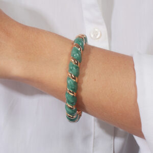 Bracelete design trançado com resina verde menta banhado em ouro 18k