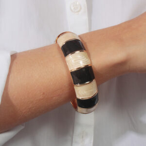 Bracelete resinado preto e nude banhado em ouro 18k