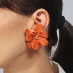 Maxi brinco flor com camadas de pétalas resinada na cor terracota banhado em ouro 18k