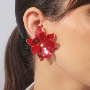 Maxi brinco flor com camadas de pétalas resinada na cor marsala banhado em ouro 18k