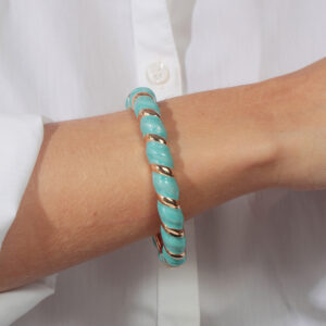 Bracelete design trançado com resina azul claro banhado em ouro 18k