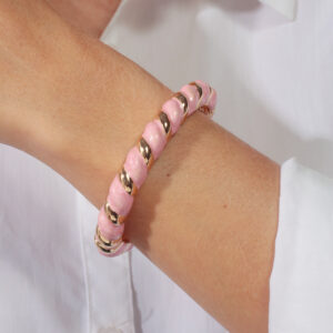 Bracelete design trançado com resina rosa banhado em ouro 18k
