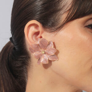 Maxi brinco flor com camadas de pétalas resinada na cor nude rosé banhado em ouro 18k