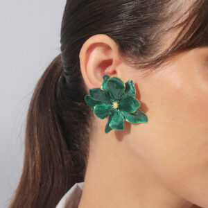Maxi brinco flor com camadas de pétalas resinada na cor verde escuro banhado em ouro 18k
