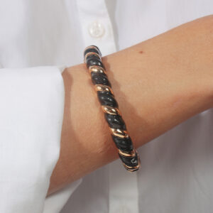 Bracelete design trançado com resina preta banhado em ouro 18k