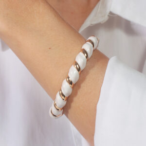 Bracelete design trançado com resina branca banhado em ouro 18k