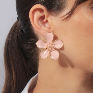 Maxi Brinco flor resinado na cor rosa champanhe (pino de inox)