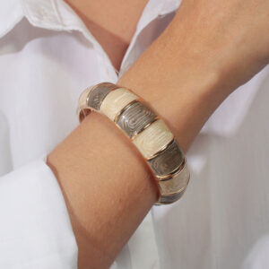Bracelete resinado cinza e nude banhado em ouro 18k