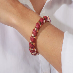 Bracelete design trançado com resina marsala banhado em ouro 18k