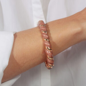 Bracelete design trançado com resina nude banhado em ouro 18k